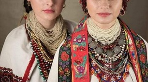 Українці в етнічних строях в світлинах талановитого фотографа Makoviya Troian