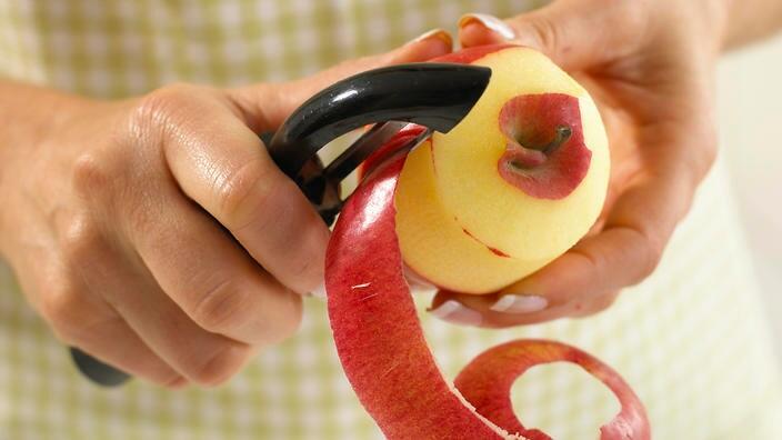 Why apples are better for you if you eat the peel as well | SBS Food