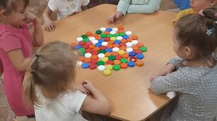 Презентація для педагогів:  «Через ігри – ближче до дітей! Крафтові ігри для малечі».