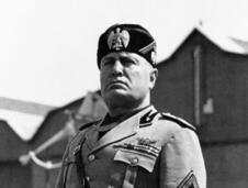 Бенито Муссолини (29 июля 1883 - 28 апреля 1945) , итальянский политический деятель, лидер фашистской партии (НФП), диктатор