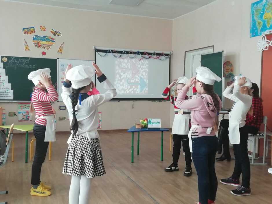Возможно, это изображение (4 человека, ребенок, люди стоят и в помещении)