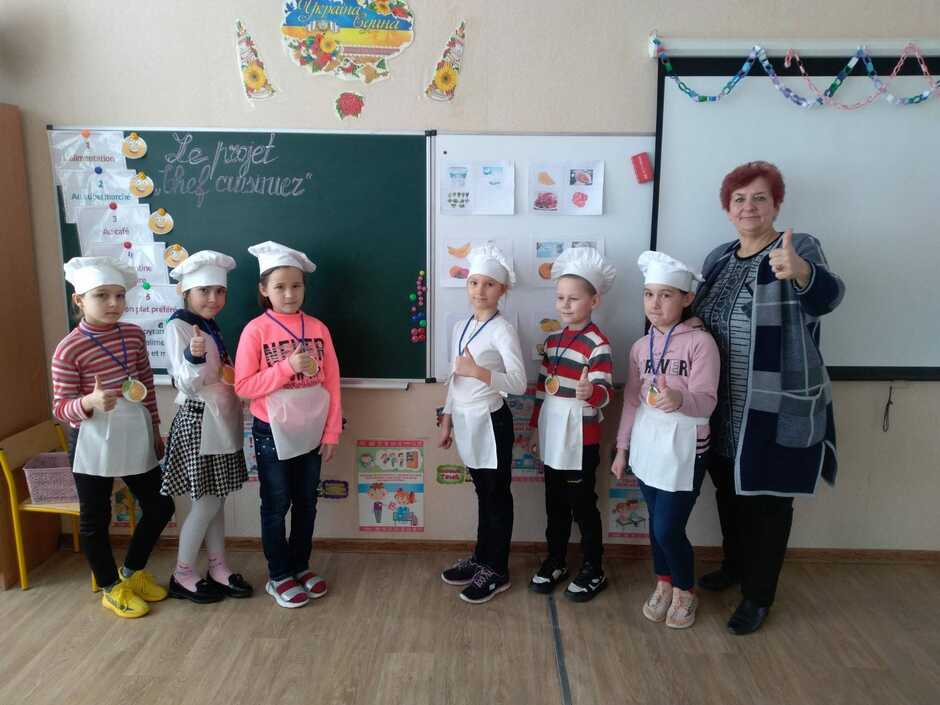 Возможно, это изображение (6 человек, ребенок, люди стоят и в помещении)