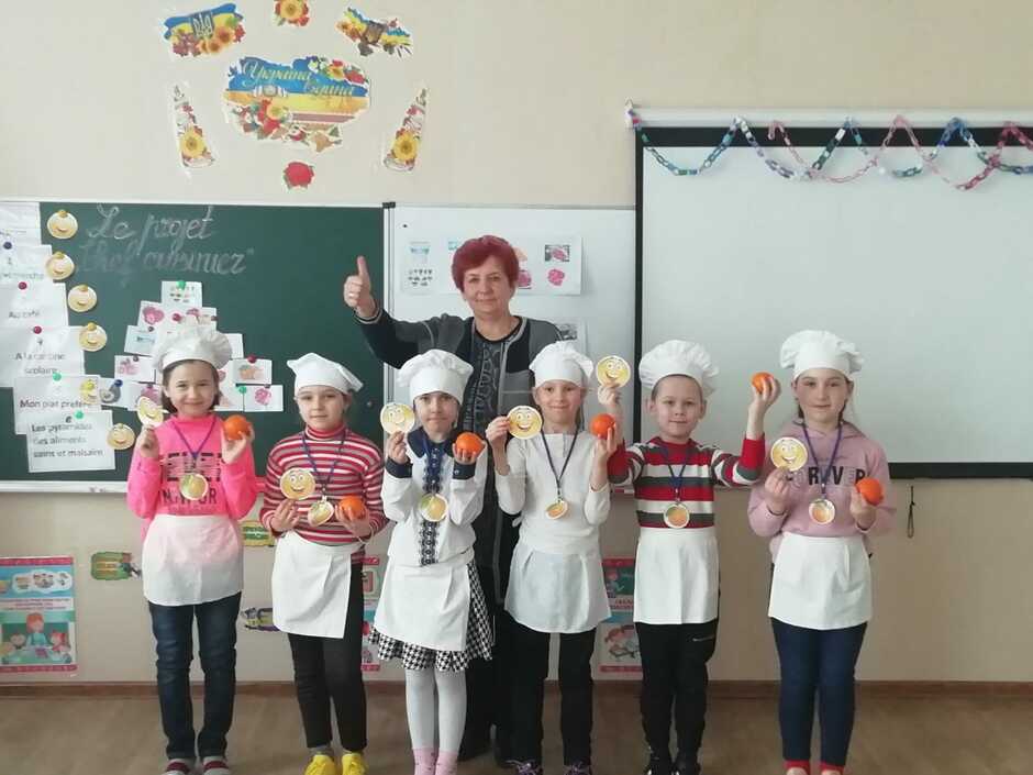 Возможно, это изображение (4 человека, ребенок, люди стоят и в помещении)