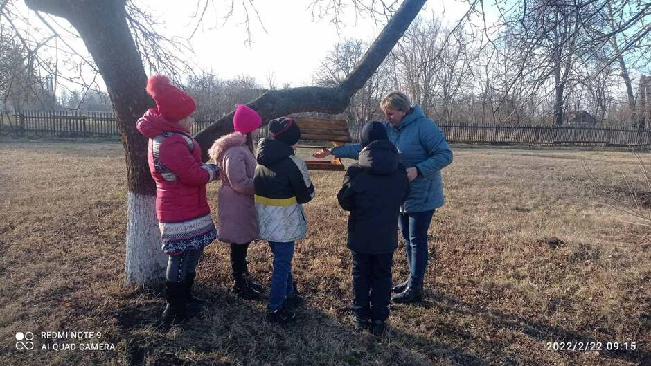 Возможно, это изображение (3 человека, ребенок, люди стоят, дерево, на открытом воздухе и текст «REDMI NOTE 9 AI QUAD CAMERA 2022/2/22 09:15»)