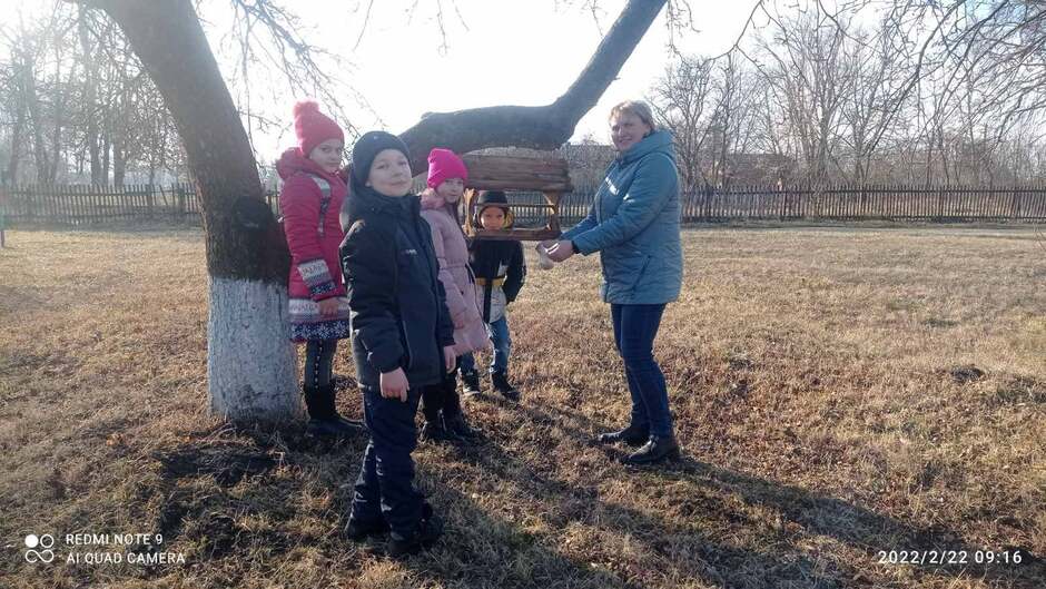 Возможно, это изображение (4 человека, ребенок, люди стоят, на открытом воздухе и дерево)