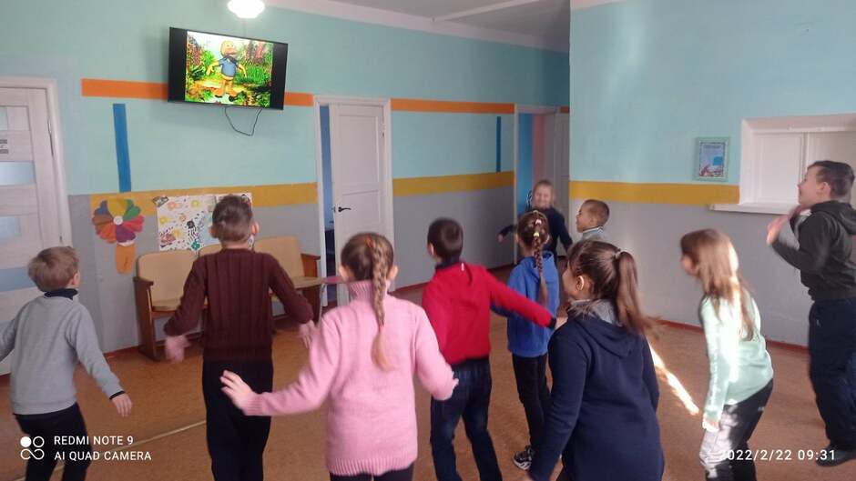Возможно, это изображение (8 человек, ребенок, люди стоят, в помещении и текст «REDMI NOTE 9 AI QUAD CAMERA 022/2/22 09:31»)