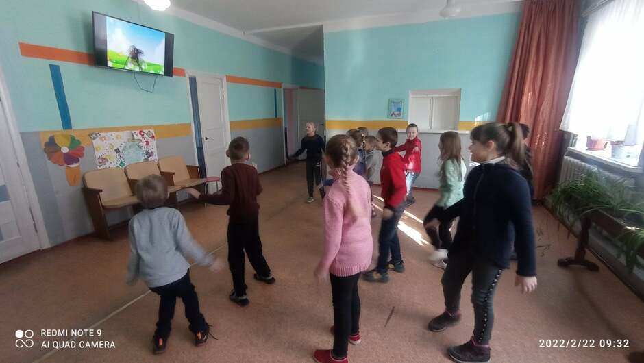 Возможно, это изображение (5 человек, ребенок, люди стоят, в помещении и текст «REDMI NOTE AI QUAD CAMERA 2022/2/22 09:32»)