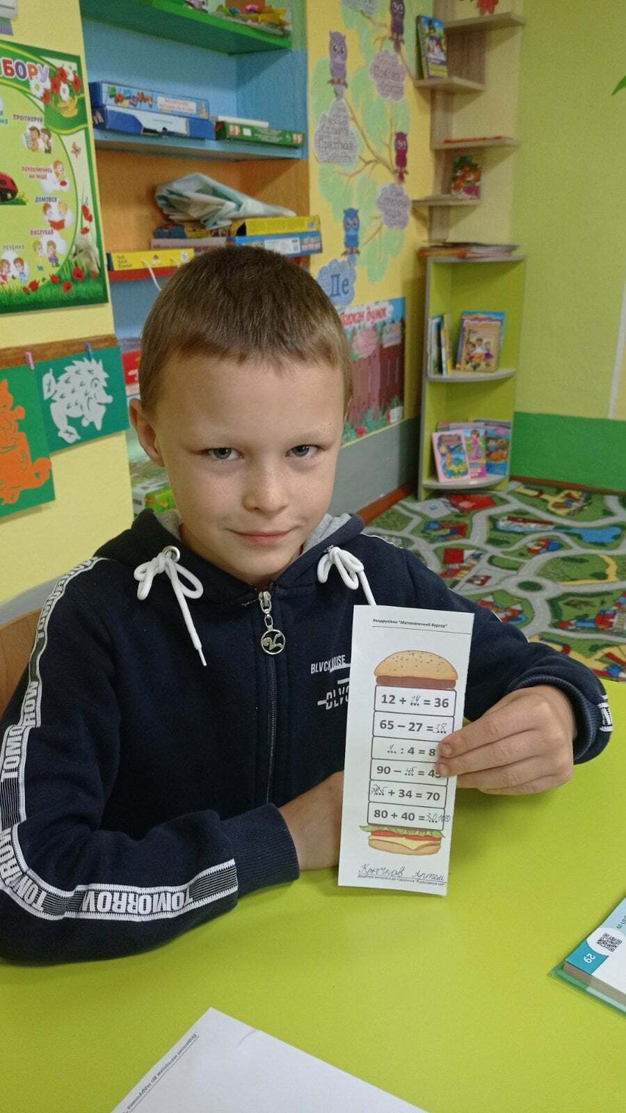 Возможно, это изображение (ребенок, сидит и в помещении)
