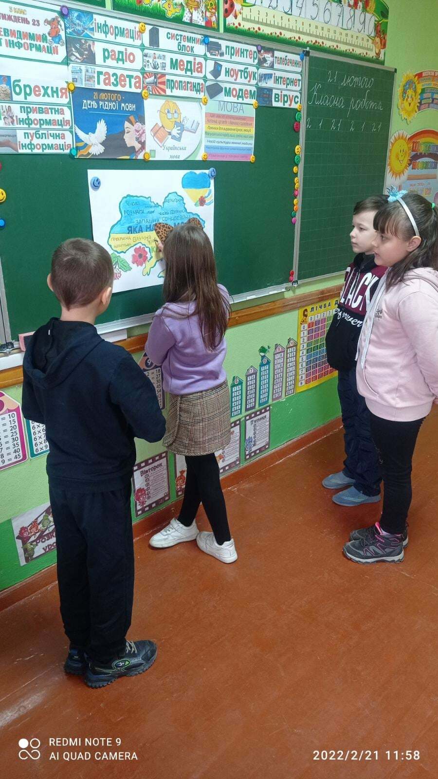 Возможно, это изображение (2 человека, ребенок, люди стоят и в помещении)