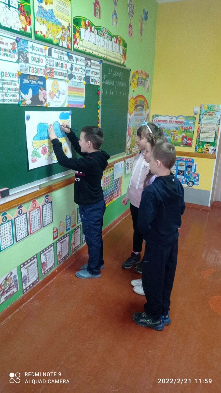 Возможно, это изображение (2 человека, ребенок, люди стоят и в помещении)