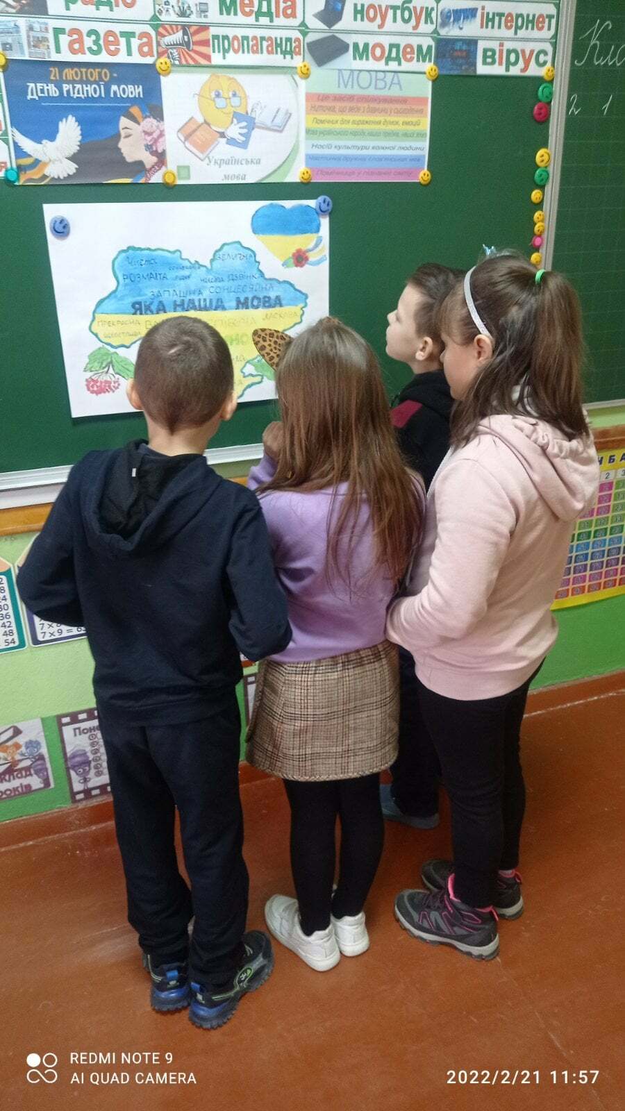 Возможно, это изображение (2 человека, ребенок, люди стоят и в помещении)