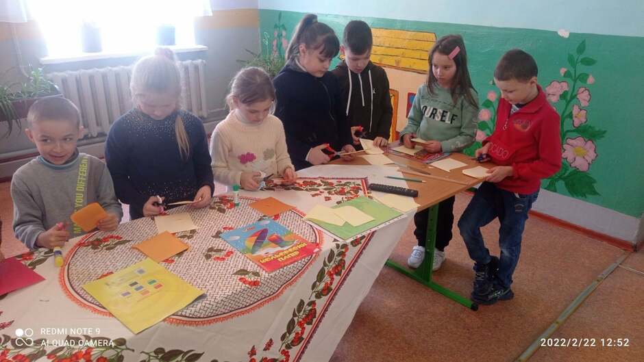 Возможно, это изображение (8 человек, люди сидят, люди стоят и в помещении)