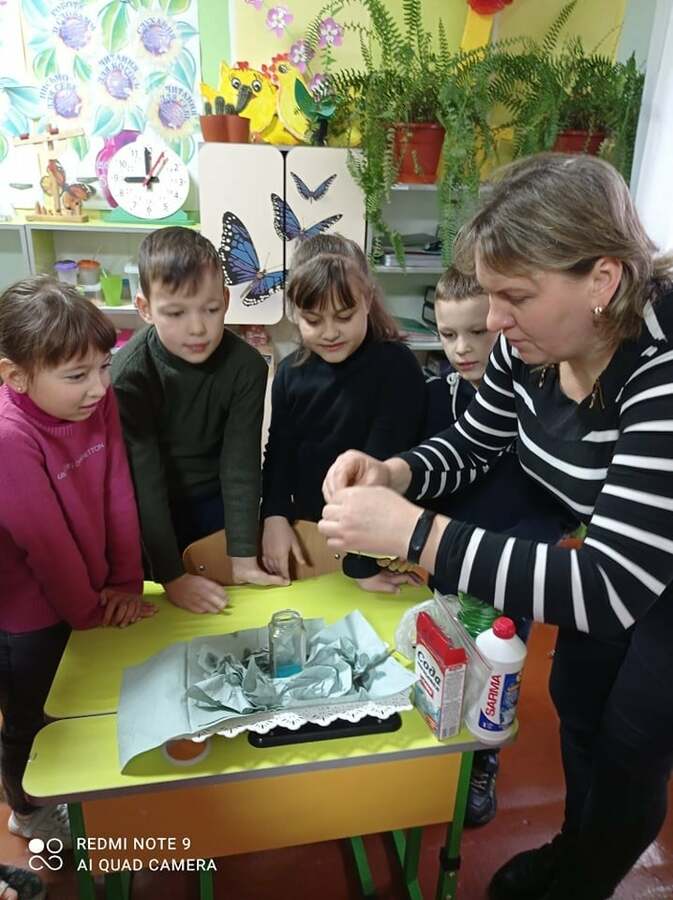 Возможно, это изображение (2 человека, ребенок, люди стоят, в помещении и текст «Coda SARMA REDMI NOTE 9 AI QUAD CAMERA»)