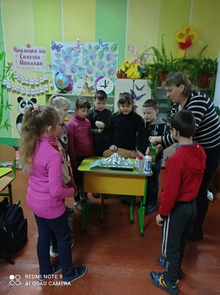Возможно, это изображение (7 человек, ребенок, люди стоят и в помещении)