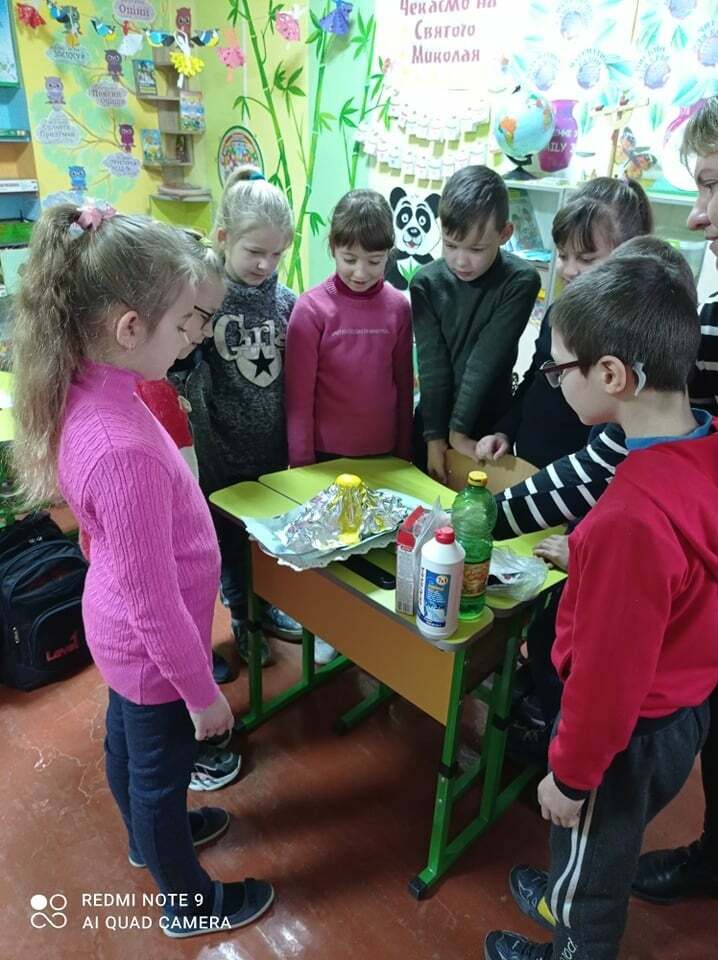 Возможно, это изображение (4 человека, ребенок, люди стоят, люди сидят и в помещении)