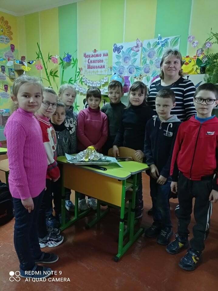 Возможно, это изображение (5 человек, ребенок, люди сидят, люди стоят и в помещении)