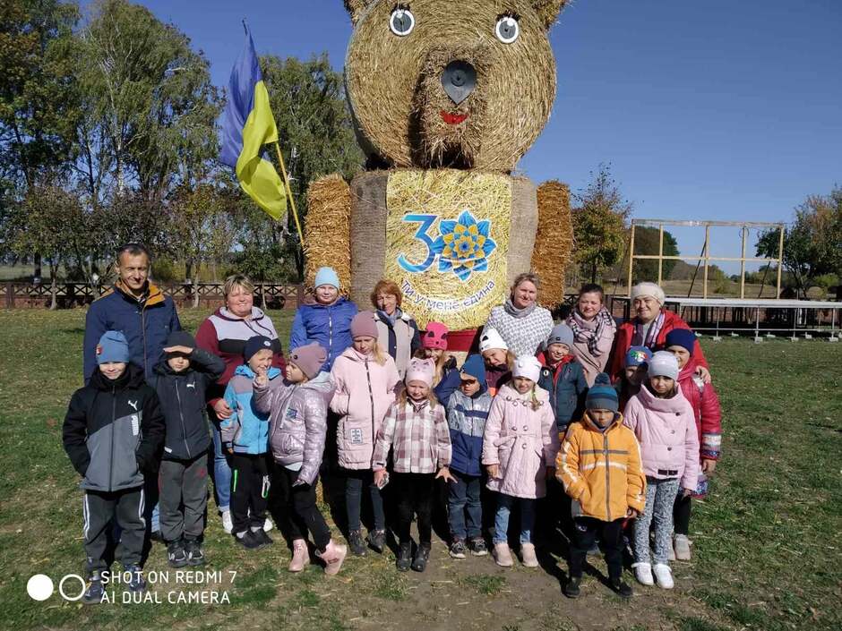 Возможно, это изображение (ребенок, стоит, на открытом воздухе и текст «3秒 meHe eAиHa SHOT ON REDMI 7 AIDUALCAMERA DUAL CAMERA»)