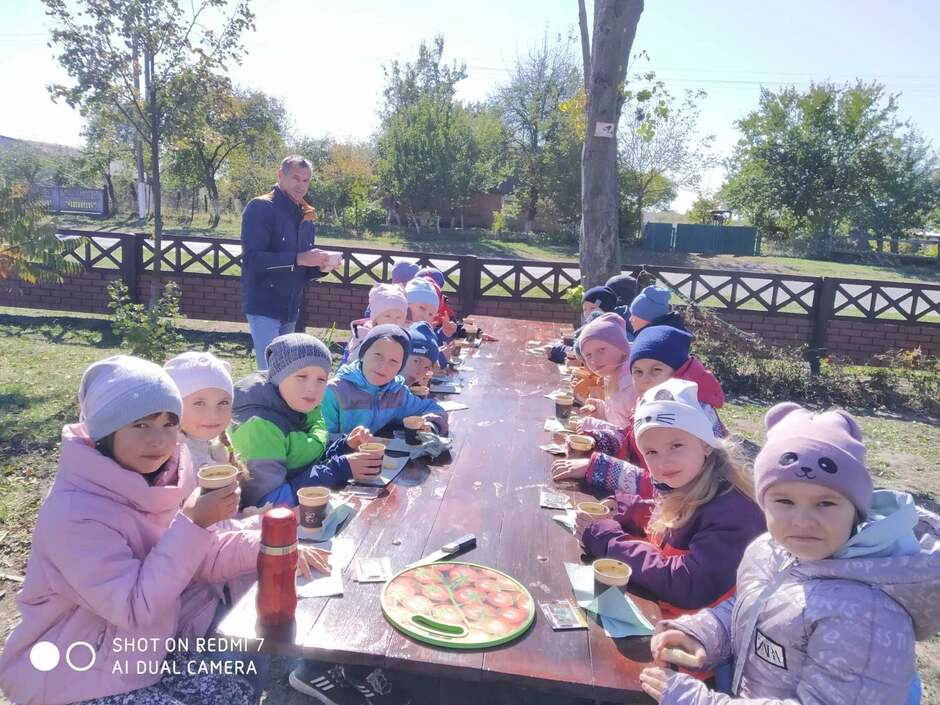 Возможно, это изображение (ребенок, сидит, стоит и на открытом воздухе)