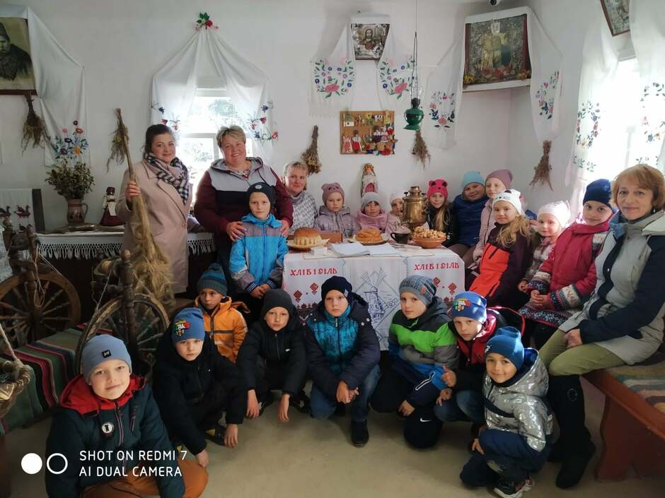 Возможно, это изображение (ребенок, стоит и в помещении)