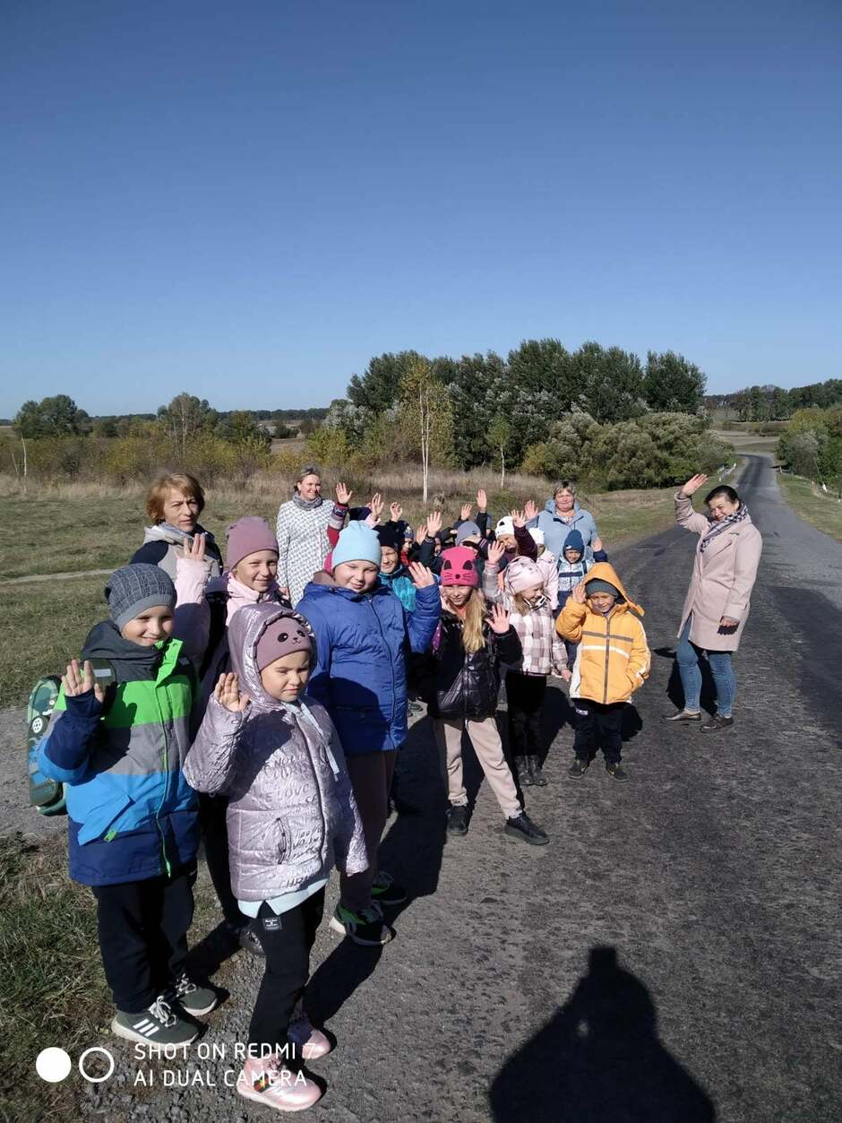 Возможно, это изображение (один или несколько человек, люди стоят и на открытом воздухе)