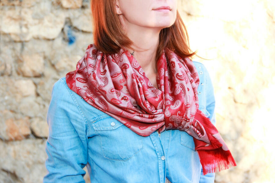 How to Wear a Shawl: 5 Easy Styling Ideas - 2022 - MasterClass