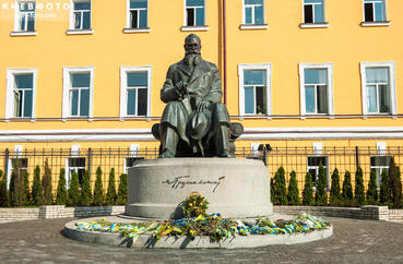 Памятник Михаилу Грушевскому в Киеве