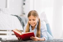 Милая маленькая девочка читает книгу | Бесплатно Фото