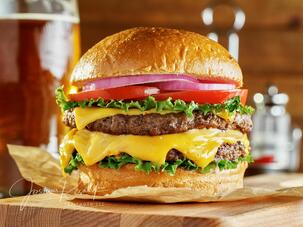 double cheese burger with beer | Curso hamburguer gourmet, Cheese burger, Cozinhando alimentos