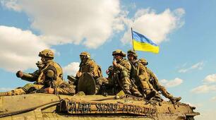 Чатує нас з повітря небезпека  А ніч, як несподіванок букет...
