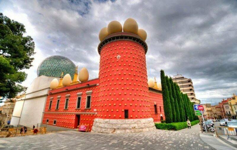 Театр-музей Сальвадора Далі /фото: barcelonatm.ru