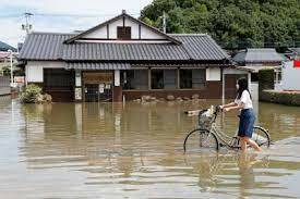 Повінь в Японії: річки вийшли з берегів, зруйновані дороги, є загиблі (фоторепортаж) — УНІАН