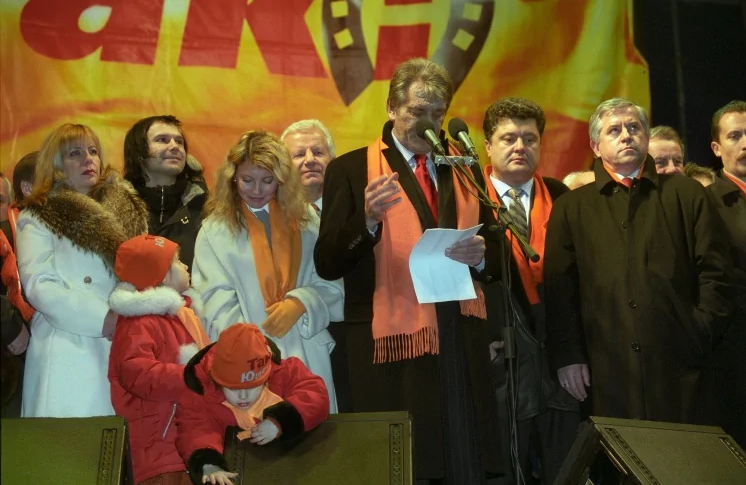 تويتر \ Румынская сотня 🇷🇴🇪🇺 على تويتر: "22 ноября 2004 в Киеве началась Помаранчева Революція или Помаранчевий Майдан причиной движения стала фальсификация выборов в пользу промосковского кандидата В.Януковича завершилась победой протестующих 23