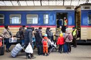 Чи випустять студента-чоловіка за кордон для навчання
