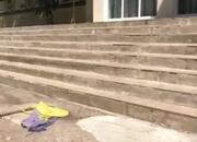Школярка зірвала і кинула на землю український прапор