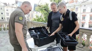 Учень 10 класу зі Львова Захар Щурко розробив портативну зарядну станцію для ЗСУ