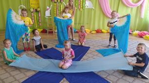 «Синій  дзвіночок  гучно  лунає – про  музику  моря  нам  розповідає. Синій  дзвіночок  тихенько  лунає - про  таємницю  мушлі  нам  розповідає».