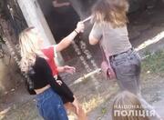 Наджорстокість: дівчата на камеру побили однокласницю