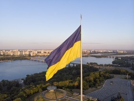 Найбільший прапор України приспустять у зв'язку із погіршенням погоди і регламентними роботами - Портал Києва