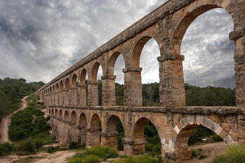 http://ourspain.ru/images/stories/turistsection/sight/costabrava/acveduct.jpg